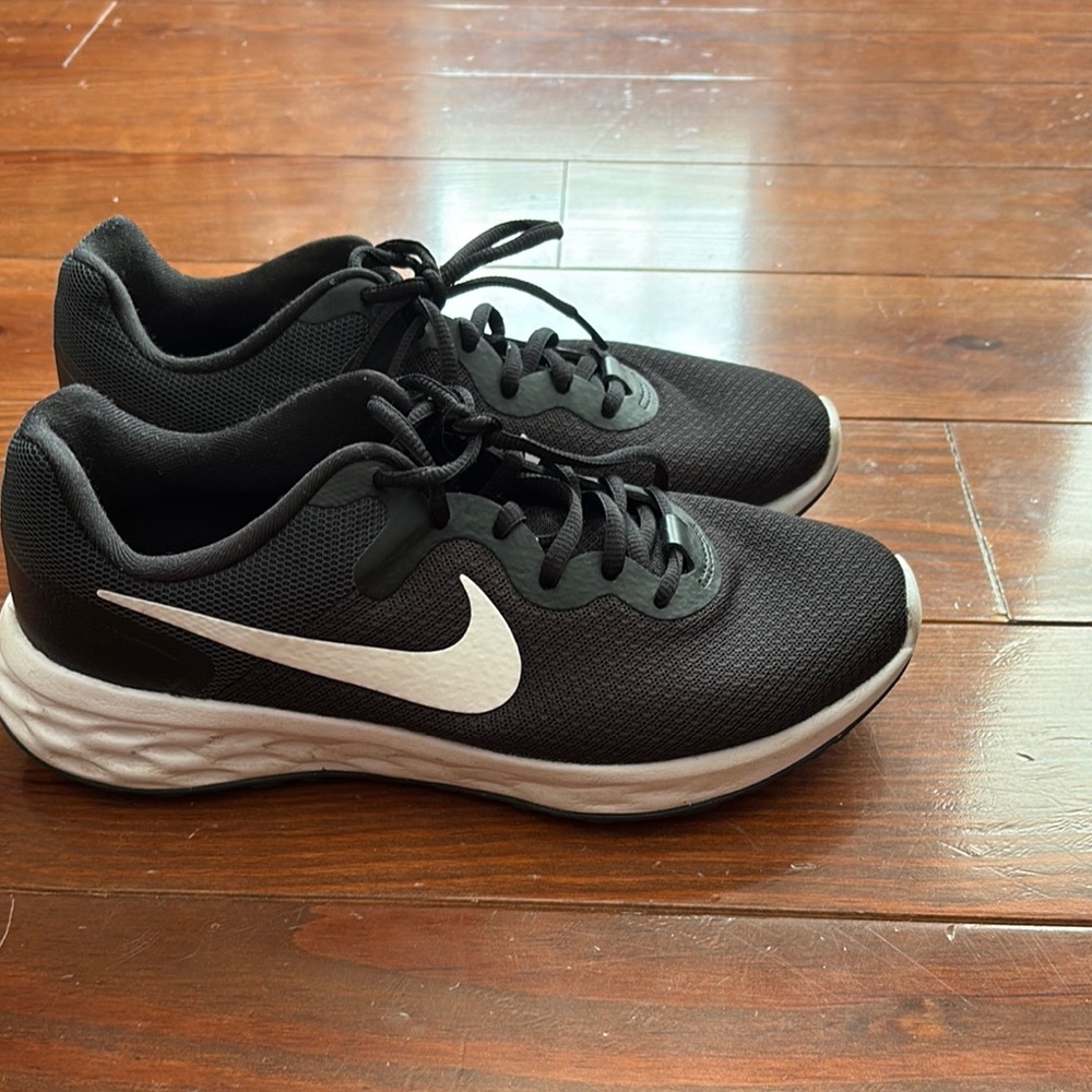 Nike Black and White Athletic Shoes with Streamlined Silhouette